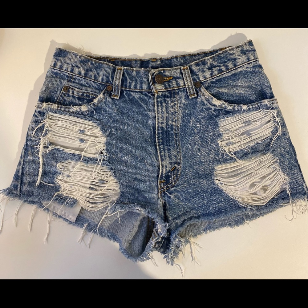 Vintage Levi’s distressed shorts, size 27